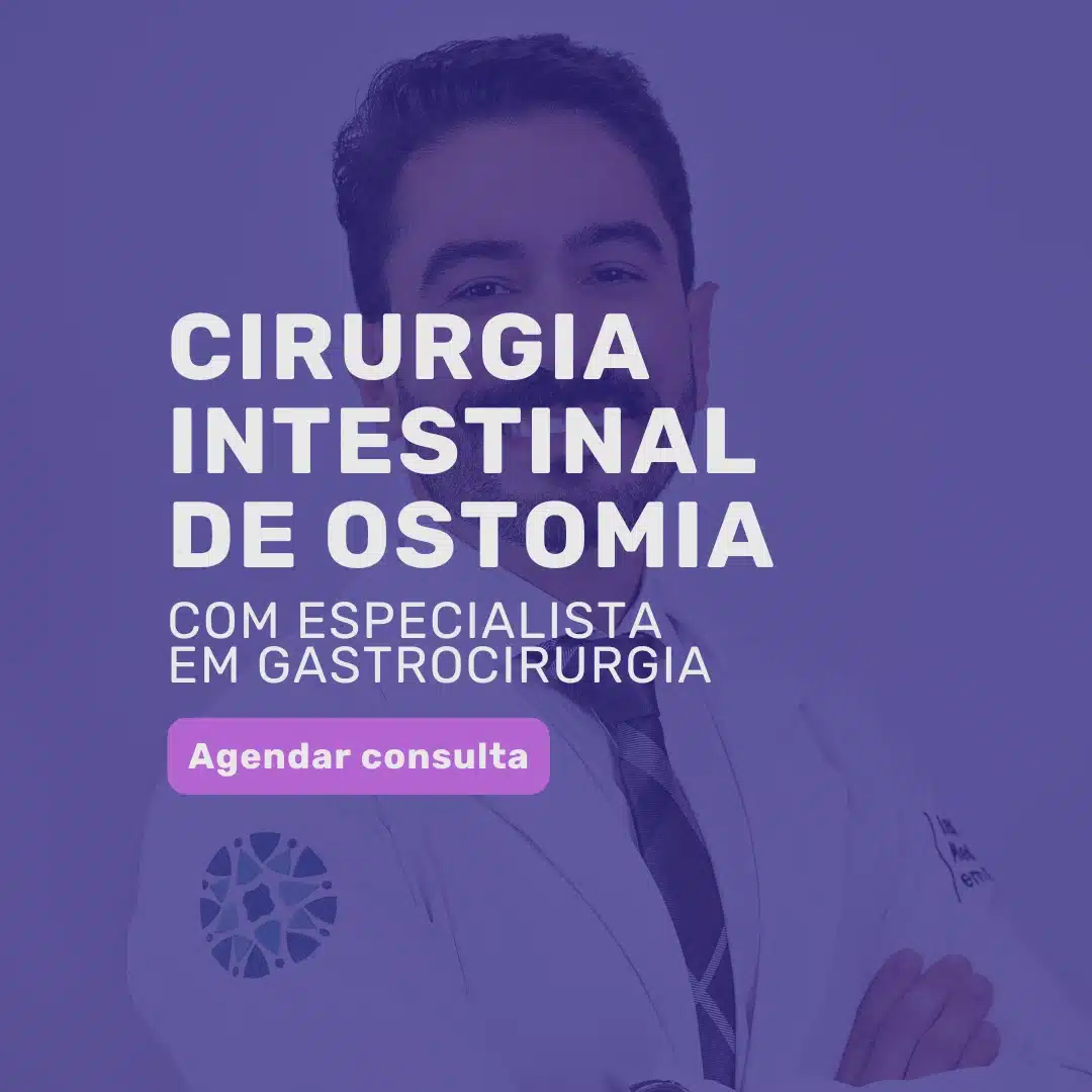Cirurgião explica o desvio do trânsito intestinal a paciente em consultório. — ostomia